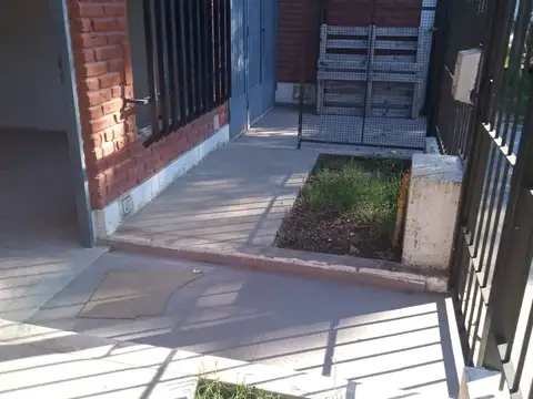 Barrio LOS ALAMOS. Chalet al frente con - 2 DORMITORIOS CON PLACARDS - LIVING- COCINA COMEDOR- BAÑO- PATIO-