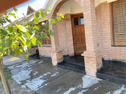 Casa 5 ambientes con 2 baños