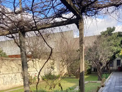 VENTA CASA 4 AMB EN JOSE LEON SUAREZ CON PARQUE