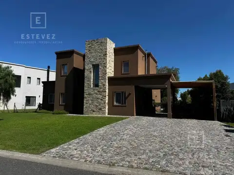 Casa en Venta con 2 cocheras