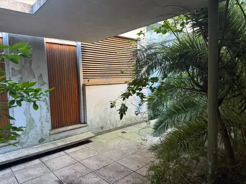 SOBRE LOTE DE 11M X 30M - AMPLIA CASA A REFACCIONAR - IDEAL INSTITUCIONES