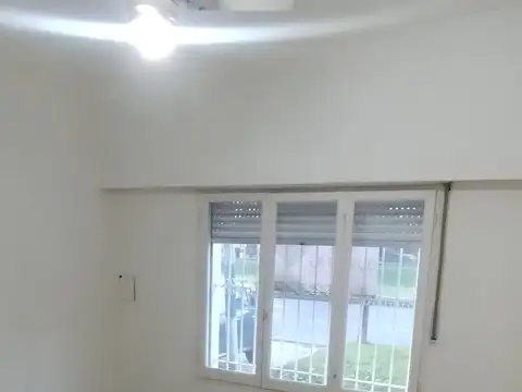 Casa en venta, 2 dormitorios, cochera, patio, calle 72 entre 28 y 29 n°651. La Plata