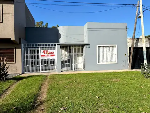 Casa en venta, 2 dormitorios, cochera, patio, bulevard 81  entre 28 y 29. La Plata