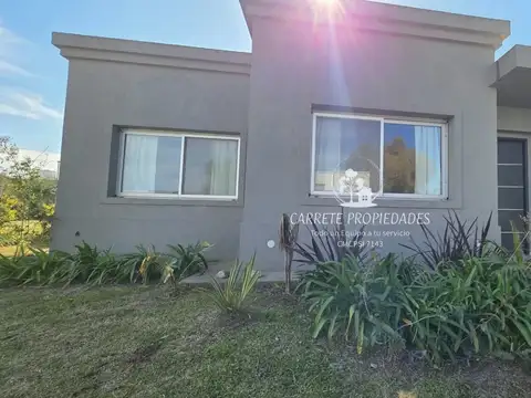 OPORTUNIDAD! Casa de 4 ambientes y pileta en venta. Barrio Santa Emilia. Pilar
