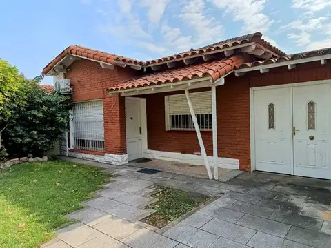 Venta Casa 4 amb. Fondo y cochera. Luzuriaga!