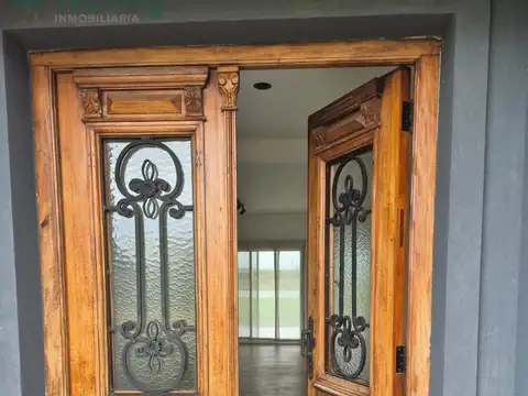 Casa en Alquiler con 2 cocheras