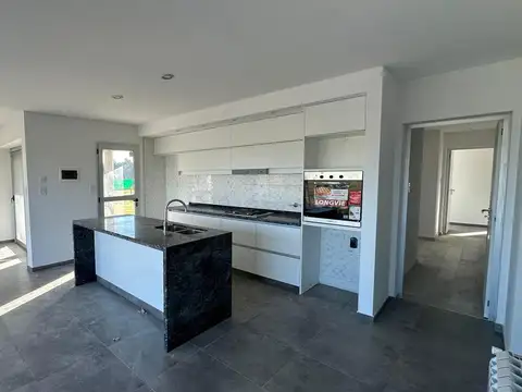 Casa en Alquiler con 2 cocheras