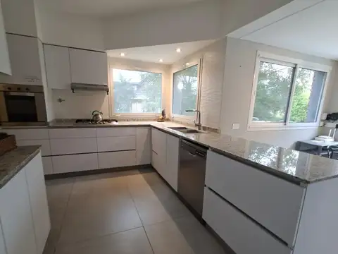 Casa 5 ambientes con 3 baños