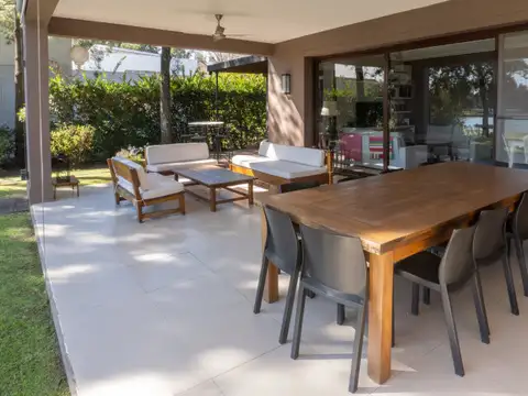 Casa 8 ambientes con 3 baños