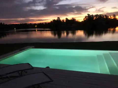Casa 8 ambientes con 3 baños