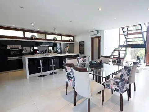 Casa en Venta con 2 cocheras
