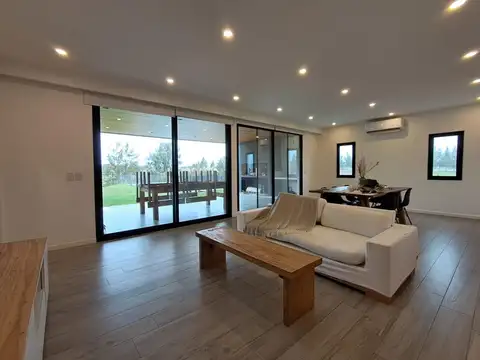 Casa en Alquiler con 2 cocheras