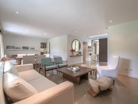 Casa 7 ambientes con 2 baños