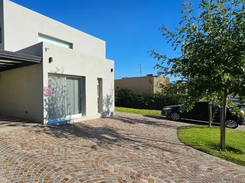 Casa en Venta en Pilar del Este - Santa Guadalupe, USD 308.000