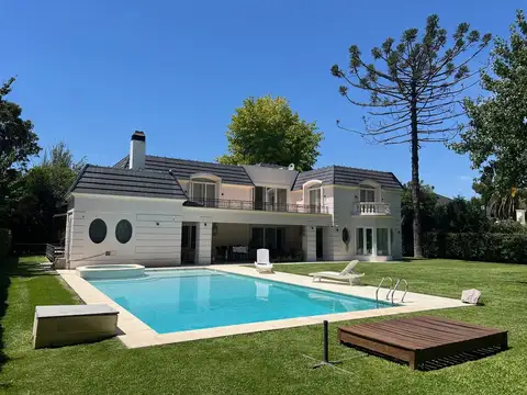 Casa 8 ambientes con 7 baños