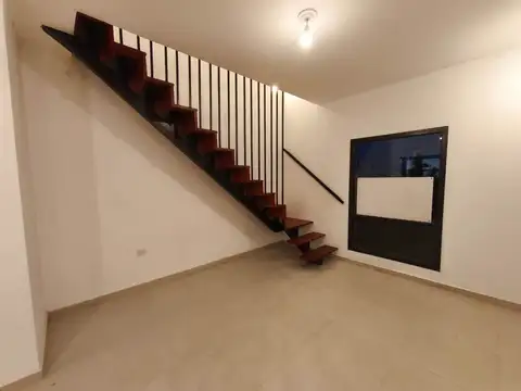 Casa en Alquiler con 2 cocheras