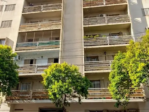 Departamento de 4 Ambientes Sobre Calle Loria 185 Entre Meeks y España