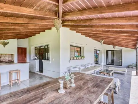 Casa 5 ambientes con 4 baños