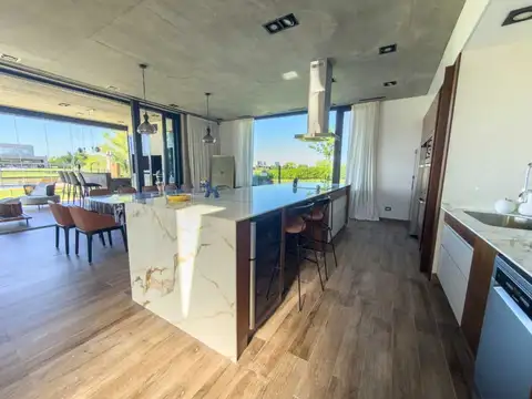 Casa en Venta con 3 cocheras