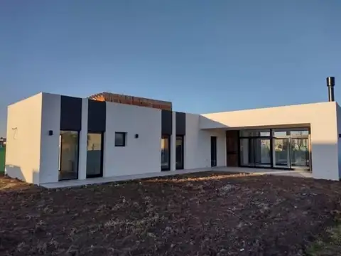 Casa en Alquiler con 2 cocheras