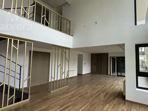 Venta de Piso tipo Dúplex de tres dormitorios y cochera en La Plata.