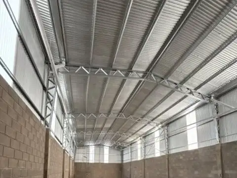 Galpon  300 m2 a estrenar con comedor, oficinas y 2 baños