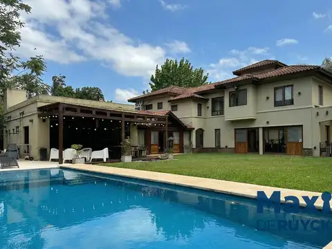 Casa 6 ambientes con 5 baños