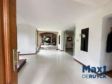 Casa en Venta con 4 cocheras