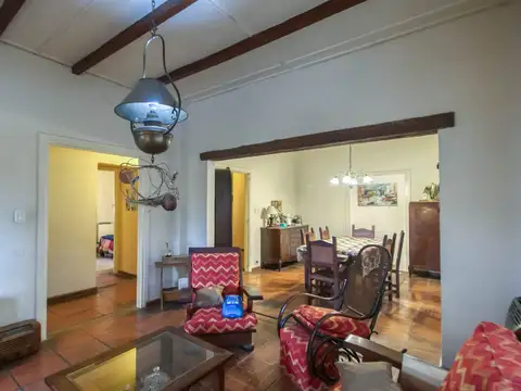 CASA VENTA GONNET. 4 DORMITORIOS, PARQUE Y PILETA