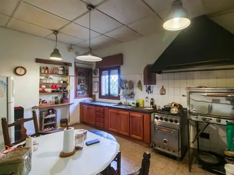 CASA VENTA GONNET. 4 DORMITORIOS, PARQUE Y PILETA