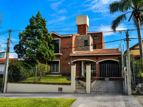 Casa en Venta en Malvín con Cochera, Barbacoa, Apartamento Independiente 