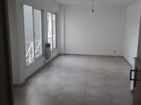 MONOAMBIENTE A MTS AV LA PLATA Y RIVADAVIA - SUPER LUMINOSO - LAVADERO -  COCINA Y TERMOTANQUE A GAS NATURAL