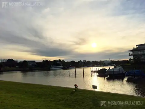 ALQUILER TEMPORARIO. Excelente departamento de 2 ambientes con cochera vista al rio y Bahía.