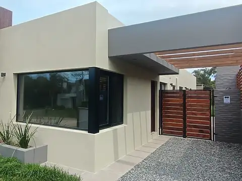 Casa en venta c/ cochera en Piriápolis