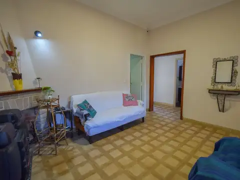 VENTA CASA + DEPTO. 2 AMBIENTES COCHERA ZONA HPC