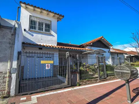 VENTA CASA + DEPTO. 2 AMBIENTES COCHERA ZONA HPC