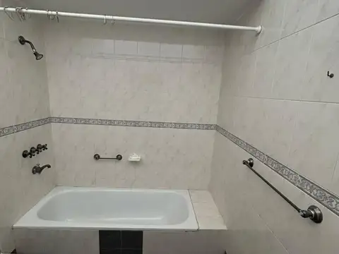 Alquilo Casa con Pileta, 5 Dor, 4 Baños, Quincho. Aire Acondicionados. Ideal Comercial. Cerro de las Rosas