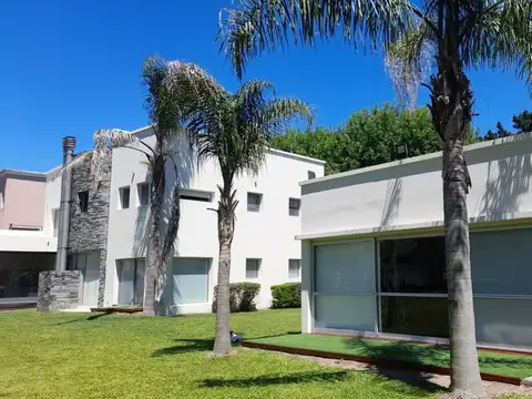 Casa 7 amb barrio privado “Village del Parque”