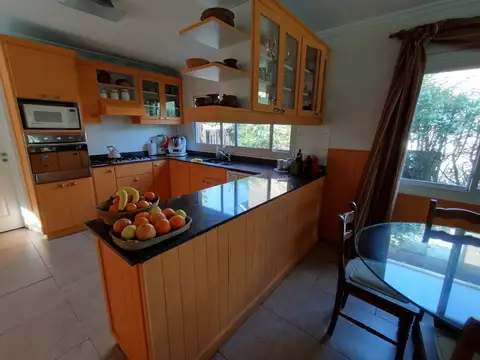 Casa 10 ambientes con 4 baños