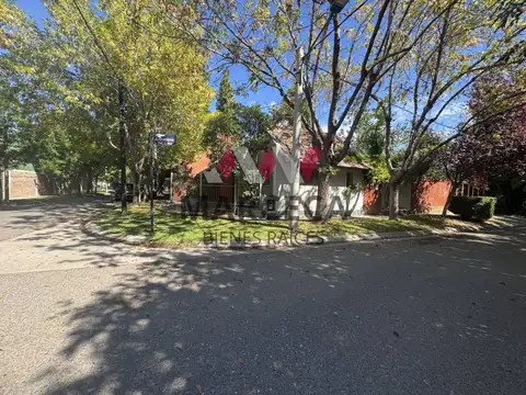  CASA TRES DORMITORIOS EN VENTA EN JARDINES DEL REY