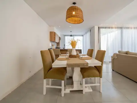 Casa 6 ambientes con 2 baños