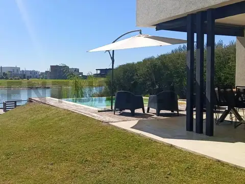Casa en Alquiler con 2 cocheras