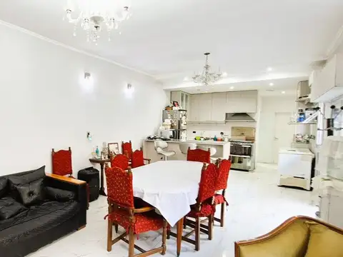 CASA 7 AMB. COCHERA. PATIO C/PARRILLA EN VENTA
