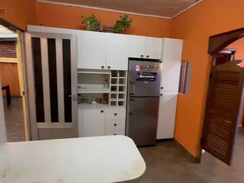 Casa 6 ambientes con 2 baños