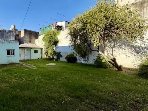 CASA 3 ambientes con dependencias de 2 ambientes