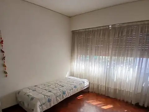 Amplio departamento en esquina Corrientes /Montevideo