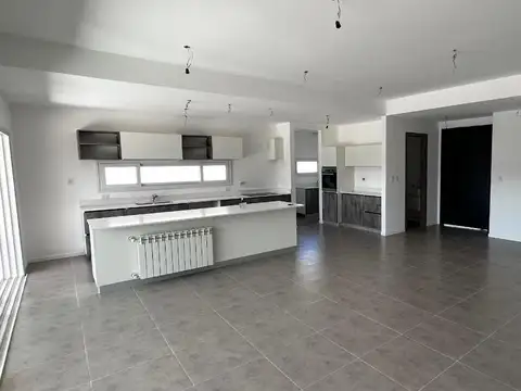 Casa 6 ambientes con 4 baños