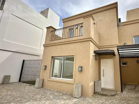 Casa en Ituzaingó 5 ambientes con patio y parrilla, 4 dormitorios, 2 baños.