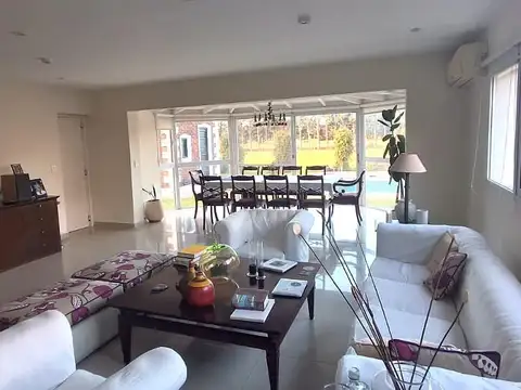 Casa 5 ambientes con 4 baños