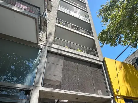 MONOAMNIENTE PISO ALTO, SUPER LUMINISO CON BALCÓN.